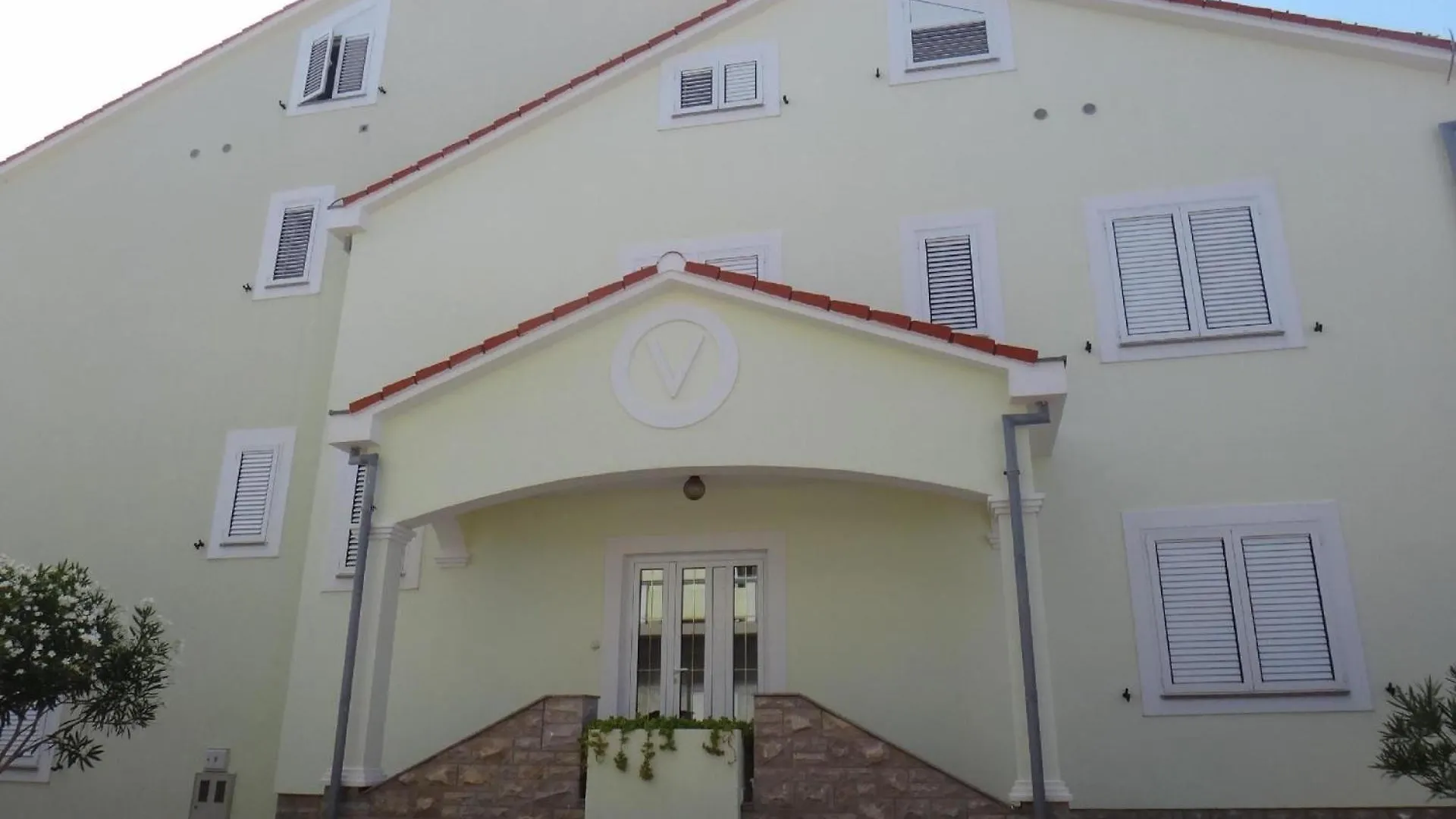 Tolles Appartement In Vir Mit Grill, Garten Und Terrasse Und Meerblick 0*,  Croatia